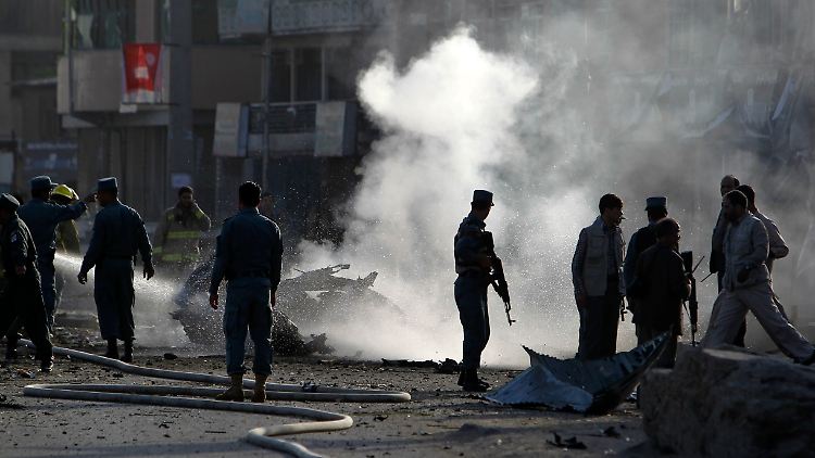 Rauch steigt auf am Ort des Anschlags in Kabul.
