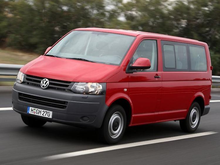 Wer einen gebrauchten VW-Bus der Modellgeneration T5 kaufen möchte, sollte bei Exemplaren nach dem Baujahr 2006 suchen. Denn seitdem hat VW dem ADAC zufolge viele Mängel behoben.