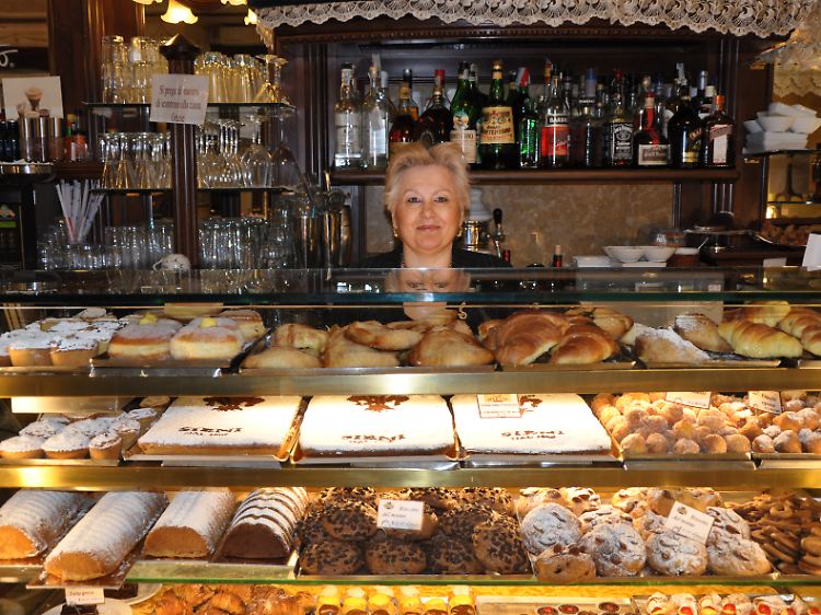 Auslage in der Pasticceria Sieni: In das Café neben der Markthalle im Zentrum von Florenz zieht es viele Florentiner aus ihren Büros für eine kurze Pause.