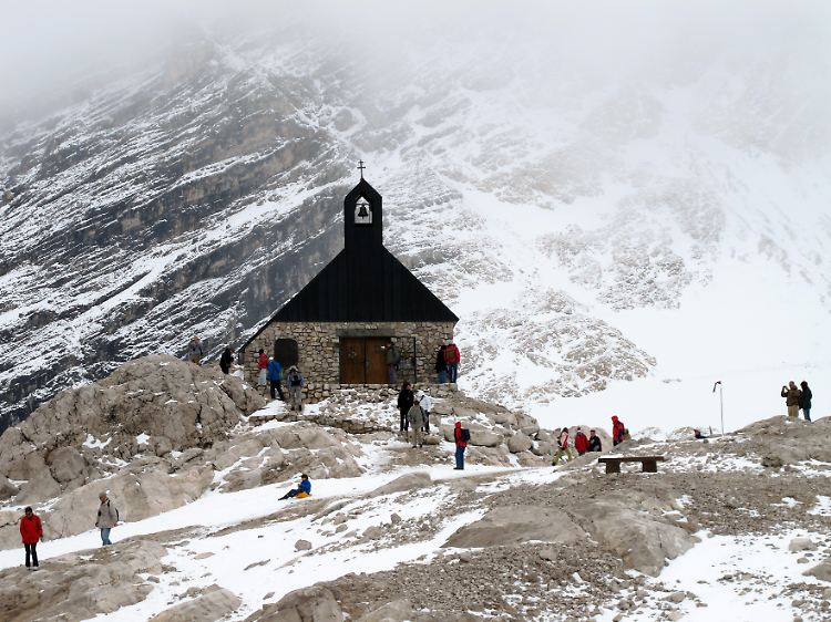 In der Kapelle Maria Heimsuchung auf der Zugspitze lassen sich viele Paare trauen. Kinder liefern sich direkt vor der höchstgelegenen Kirche Deutschlands Rodelrennen.