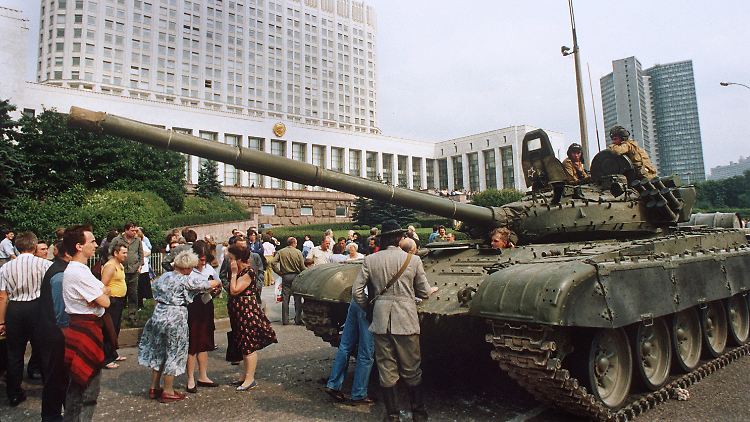Die Moskauer Bevölkerung leistet am 19. August 1991 Widerstand gegen einrollende Panzer der Roten Armee vor dem "Weißen Haus". 