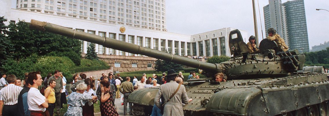 Die Moskauer Bevölkerung leistet am 19. August 1991 Widerstand gegen einrollende Panzer der Roten Armee vor dem "Weißen Haus".
