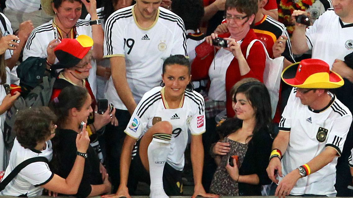 Im Mittelpunkt: Fatmire Bajramaj nach dem Sieg der deutschen Frauen im letzten Gruppenspiel gegen Frankreich.