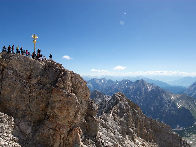 Einmal oben stehen: Der 2962 Meter hohe Gipfel der Zugspitze zieht jeden Tag viele Besucher an.