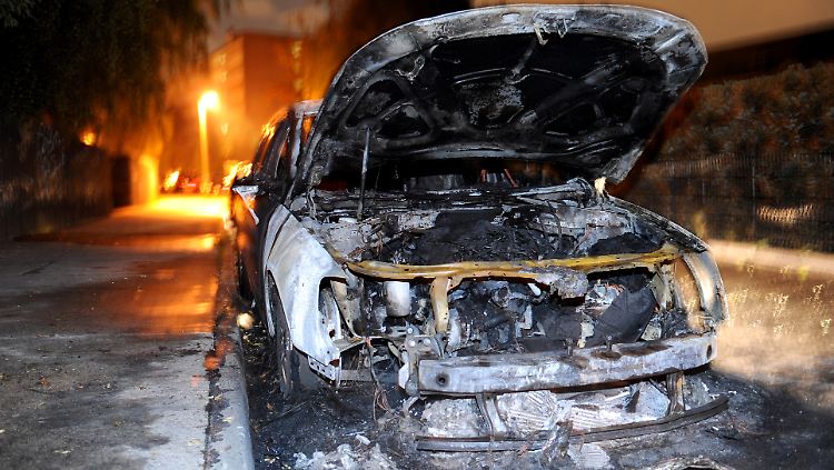 Nicht nur Luxuskarossen fallen Brandstiftern zum Opfer, immer häufiger werden Mittelklassefahrzeuge und Kleinwagen angezündet.