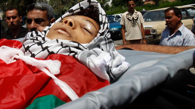 Palästinenser tragen einen 13-Jährigen zu Grabe, der bei den israelischen Vergeltungsschlägen ums Leben kam.