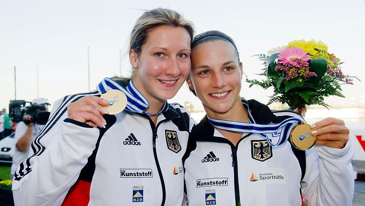 Anne Knorr (L) und Debora Niche gewannen im ungarischen Szeged WM-Gold und wurden dafür mit "Deutschland, Deutschland über alles" geehrt.