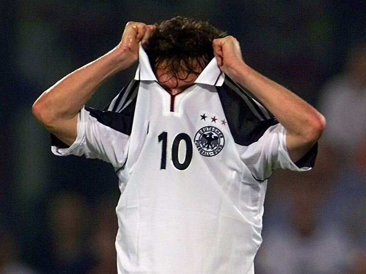 Mit Libero Matthäus und Rumpelfußball blamierte sich die deutsche Mannschaft 2000 bis auf die Knochen.