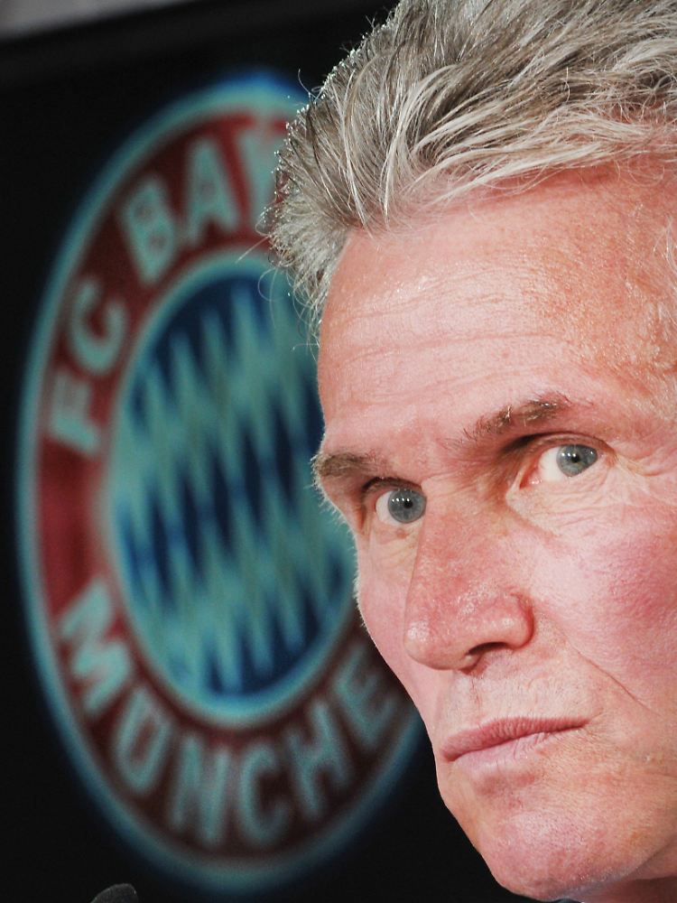 Der Chef bin ich: Trainer Jupp Heynckes beansprucht die Kabine als alleiniges Herrschaftsgebiet.