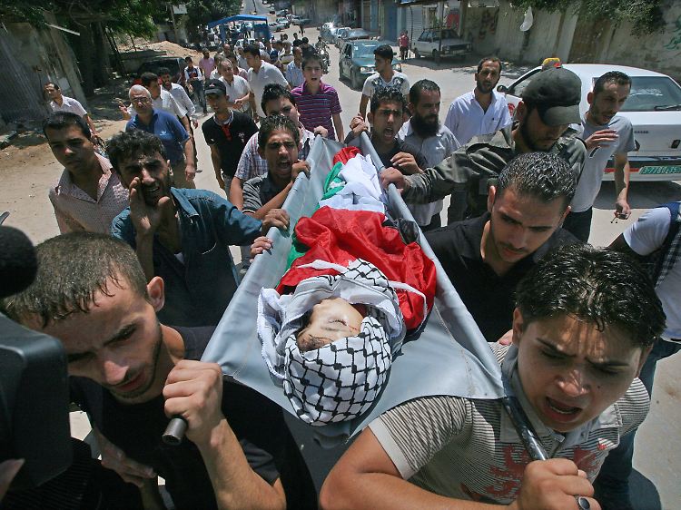 Palästinenser tragen einen 13-Jährigen zu Grabe, der bei den israelischen Vergeltungsschlägen ums Leben kam.