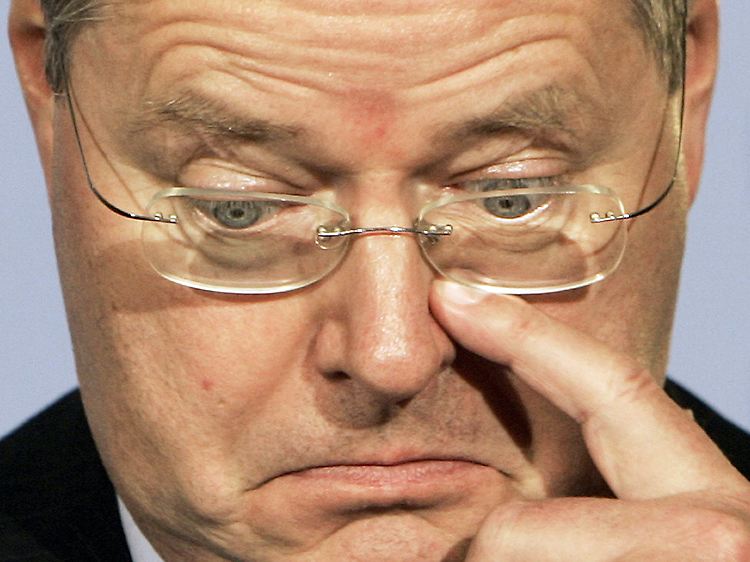 Wie Don Quichotte gegen die sieben Windmühlen: Finanzminister Peer Steinbrück.