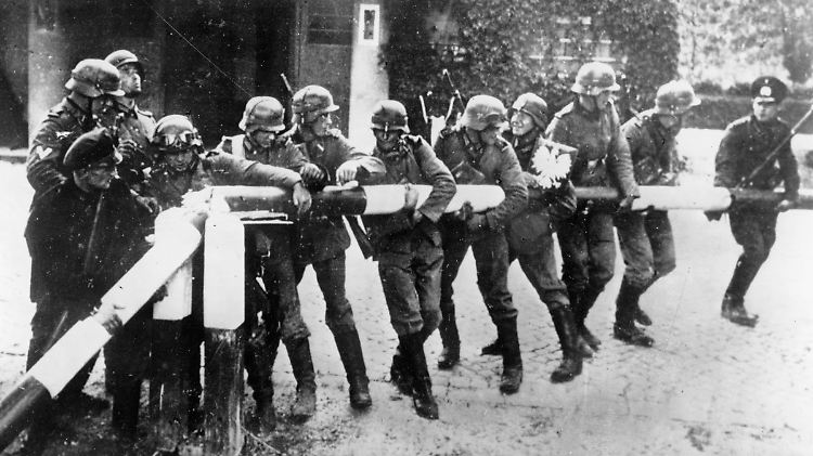 1. September 1939: Wehrmachtssoldaten öffnen einen Schlagbaum an der Grenze zu Polen.