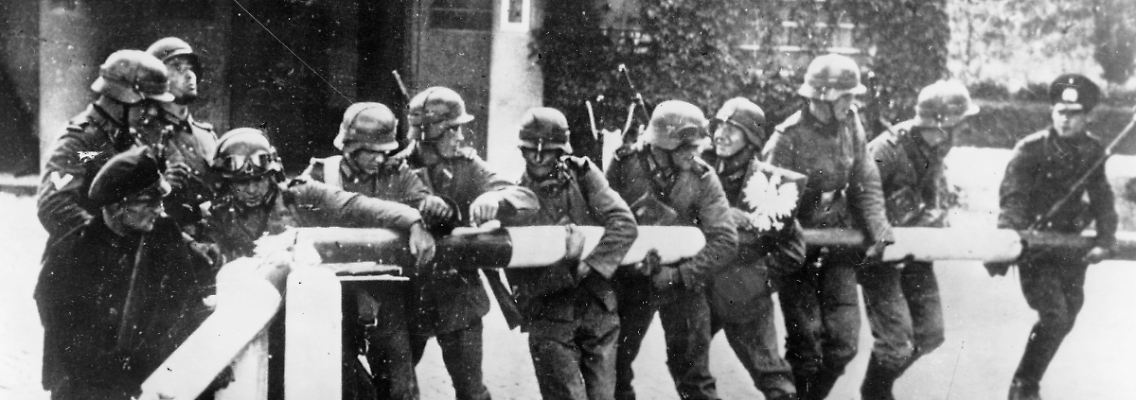 1. September 1939: Wehrmachtssoldaten öffnen einen Schlagbaum an der Grenze zu Polen.