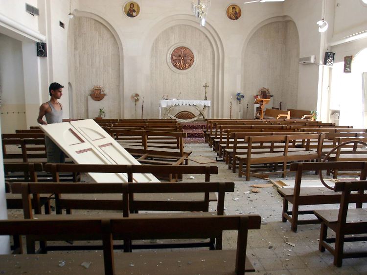 Ein irakischer Mann inspiziert den Schaden an der Jungfrau-Maria-Kirche in Mossul.