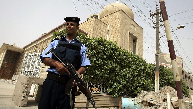 Ein Polizist steht vor einem Gotteshaus in Baghdad Wache.