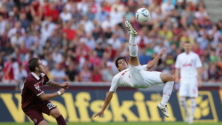 Kölns Adrezinho (r) und Kaiserslauterns Konstantinos Fortounis versuchen an den Ball zu kommen, der phasenweise hart umkämpft war.