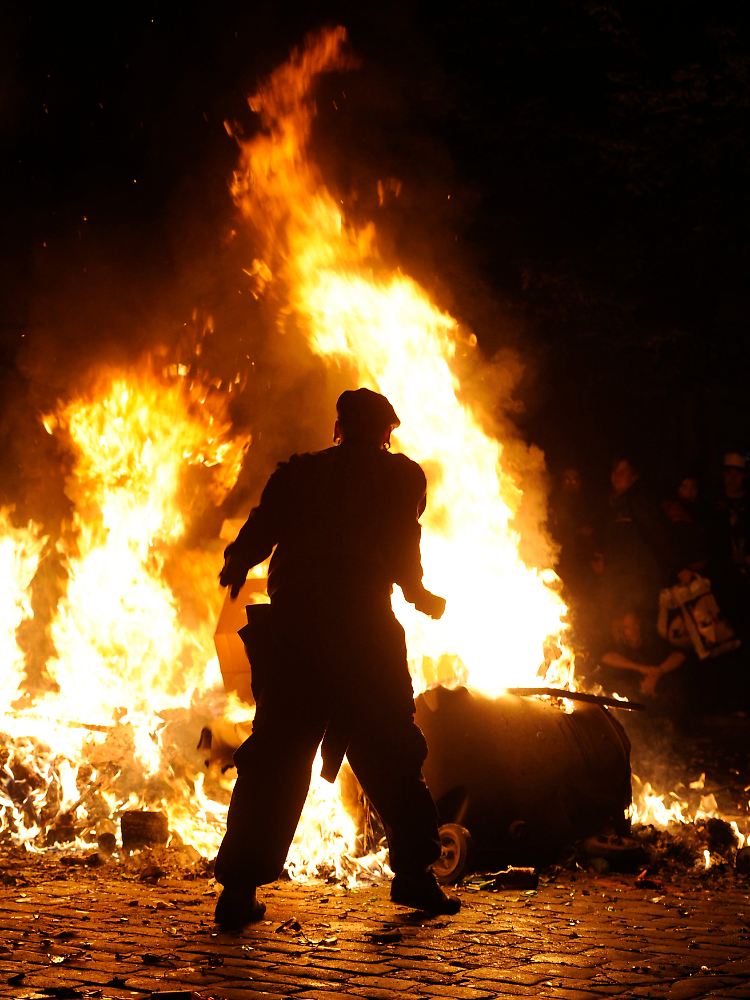 Unbekannte wärmten sich an einem großen Feuer.