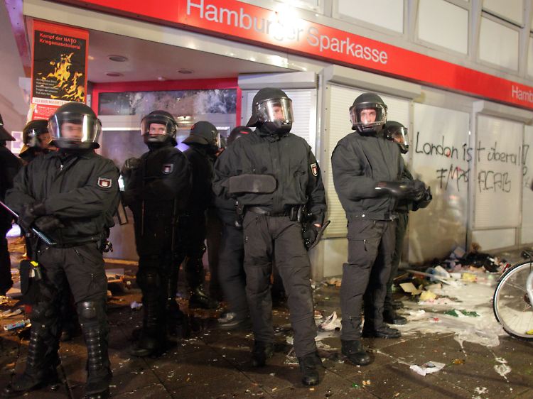 Die Polizei sichert eine Sparkasse.