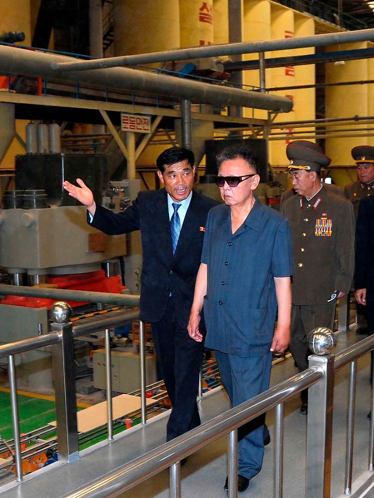 Ratschläge vom "geliebten Führer": Kim in der Ziegelfabrik.