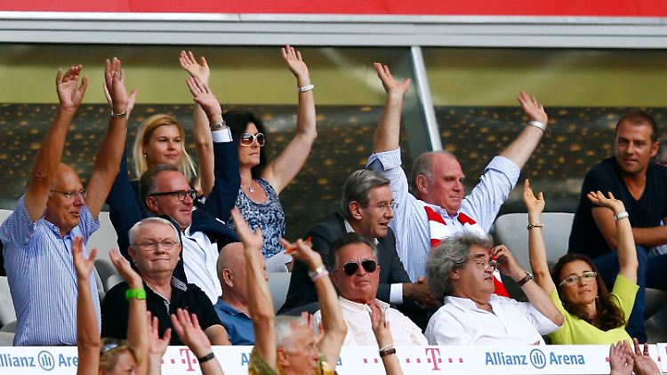 Verzückt: Bayern-Präsident Uli Hoeneß und der Rest der Führungsriege.