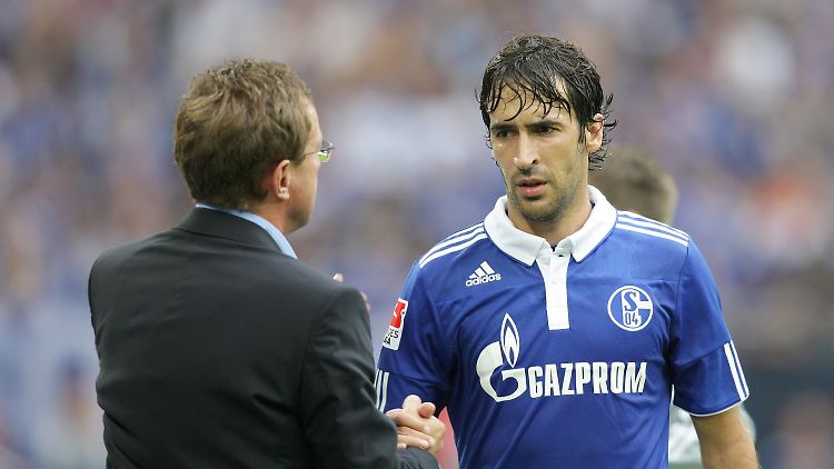 Seinen Trainer Ralf Rangnick hat Raúl nicht als Grund für seinen Verbleib genannt. Probleme mit dem Coach gebe es aber auch nicht.