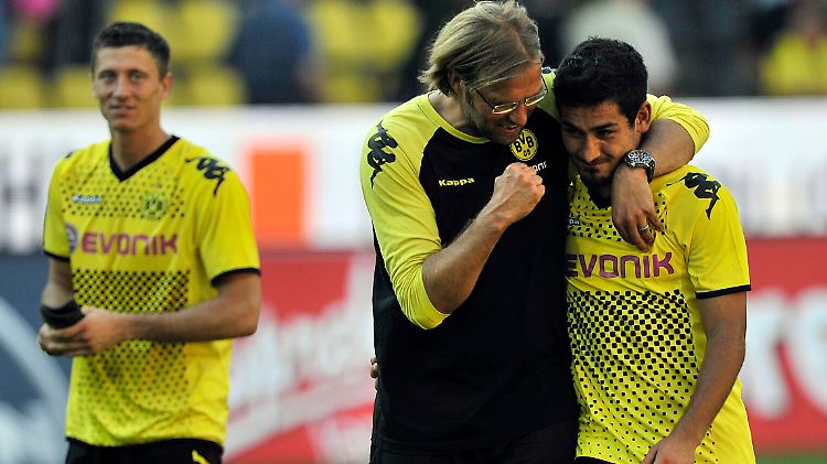 Und alle so: Yeah! Die Dortmunder Robert Lewandowski, Jürgen Klopp und Ilkay Gündogan nach dem Spiel.