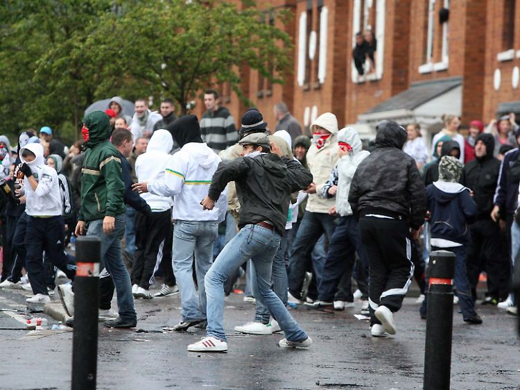 Vermummte Steinewerfer in Ardoyne.
