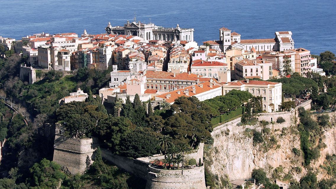 Blick auf den Felsen des Fürstentums von Monaco mit Altstadt und Grimaldi-Palast.