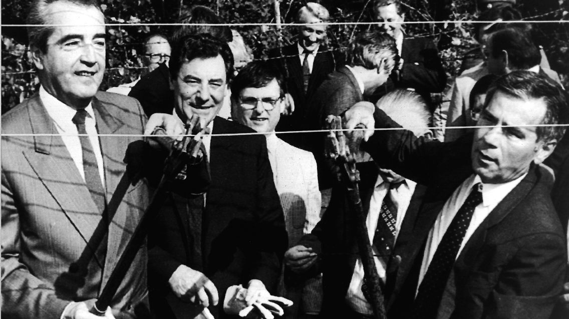 Ein symbolischer Akt: Der ungarische Außenminister Gyula Horn (r) und sein österreichischer Amtskollege Alois Mock (l) durchtrennen am 27. Juni 1989 ein Stück des "Eisernen Vorhangs" zwischen Ungarn und Österreich bei Klingenbach.