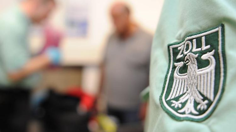Zollbeamte durchsuchen Koffer: Touristen tappen mit verbotenen Souvenirs vom Urlaubsort immer wieder in die Falle.