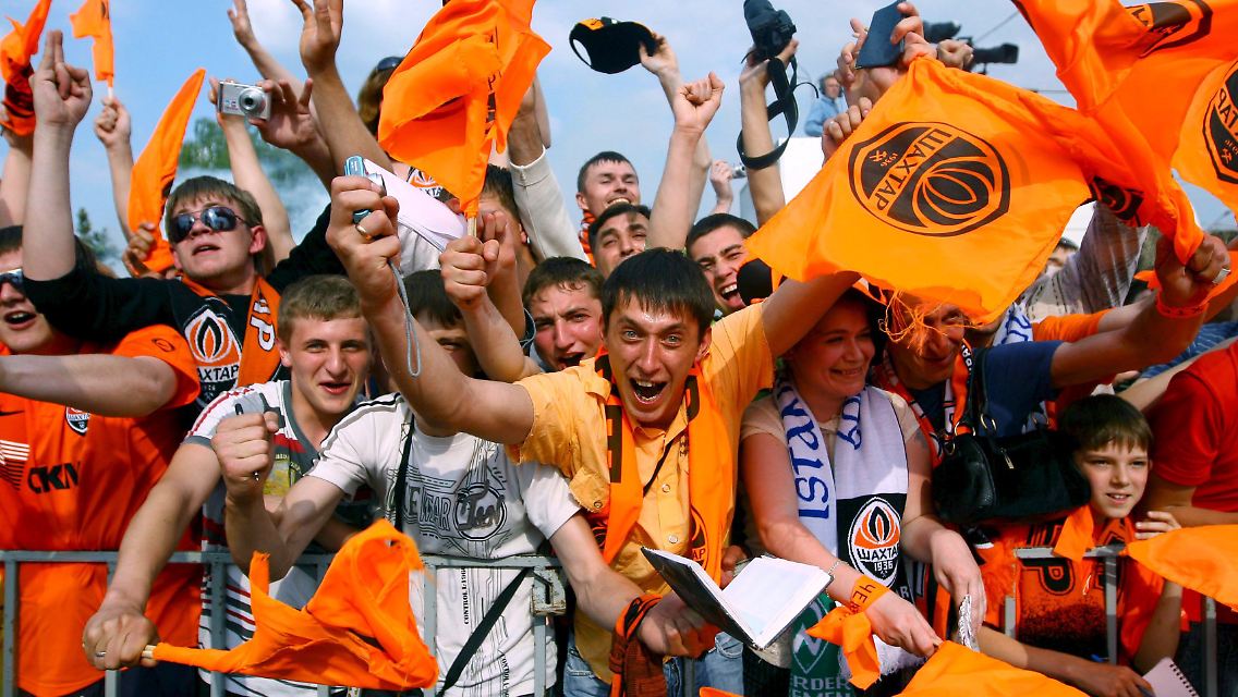 Es ist nicht so, dass sie in der Ukraine einen schlechten Fußball spielen. Und auch nicht, dass die Menschen sich nicht dafür begeistern. Hier feiern die Fans Schachtjor Donezk den Gewinn des Uefa-Pokals. Dennoch läuft nicht alles rund im Land des EM-Gastgebers 2012.