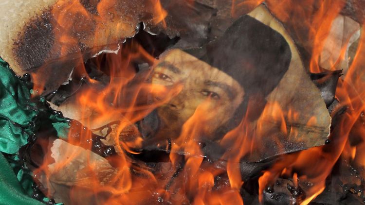 Zeichen der Verachtung: Ein Gaddafi-Bild wird verbrannt.