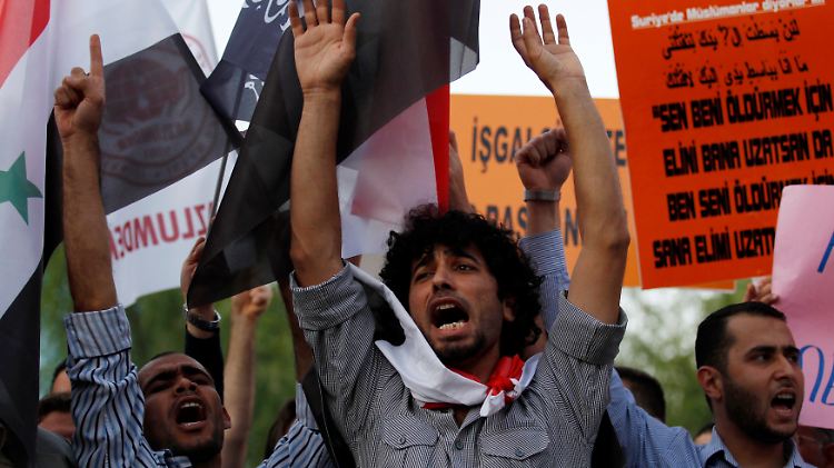 Demonstranten lassen vor der syrischen Botschaft in Ankara ihrem Unmut freien Lauf (Foto vom 21. August).