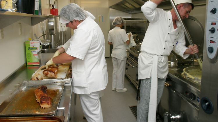 Große Restaurantküchen sind oft anfällig für Keime und Bakterien.