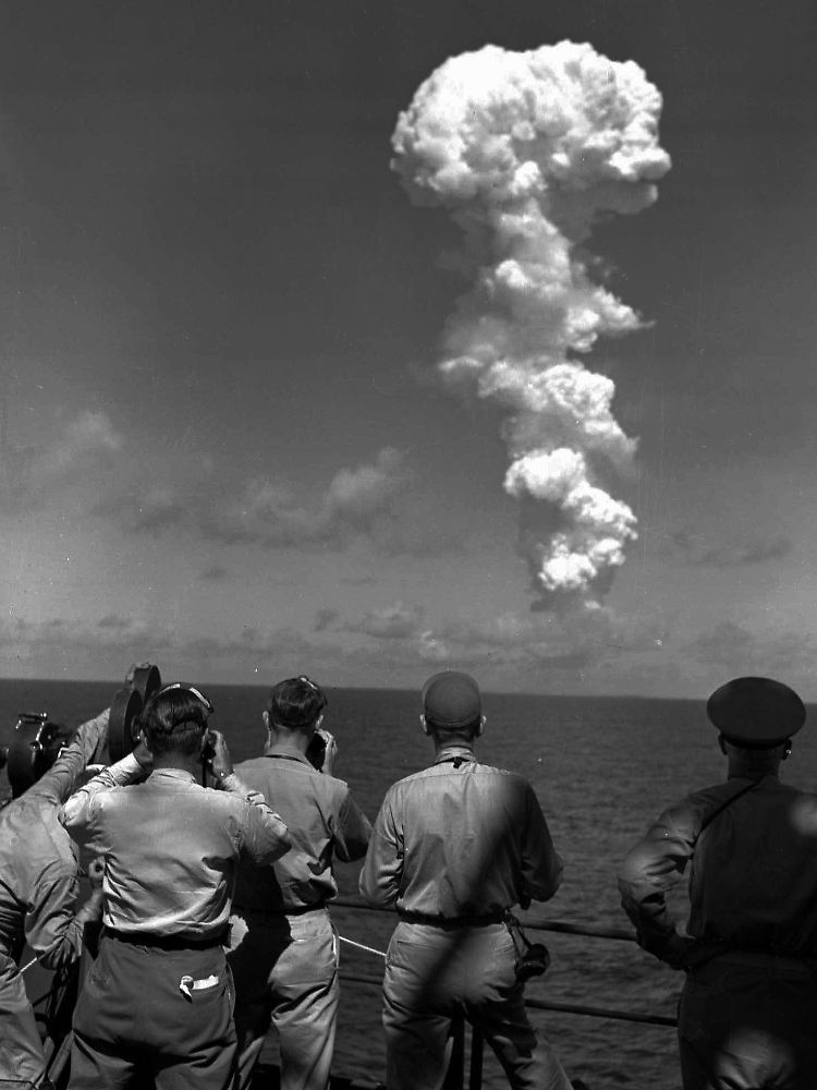 "Operation Crossroads": Von der Brücke der USS McKinley wird am 1. Juli 1946 der berüchtigte Atom-Pilz über dem Bikini-Atoll beobachtet.