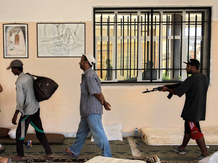 Die Rebellen beherrschen weite Teile der Stadt und nehmen zahlreiche Pro-Gaddafi-Kämpfer gefangen.
