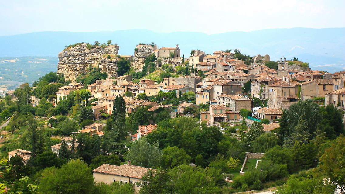 Das Bergdorf Saignon liegt mitten in der Gebirgslandschaft des Großen Lubéron im Herzen der Provence - Avignon und Aix-en-Provence sind jeweils nur 50 Kilometer entfernt.