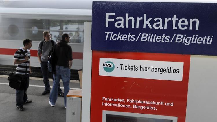 Bahnreisende sollten bei einem Defekt Standort und Gerätenummer des Automaten notieren.