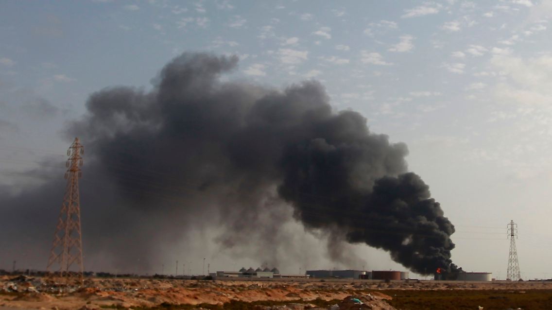 Ein brennender Öltank westlich der Stadt Misrata.