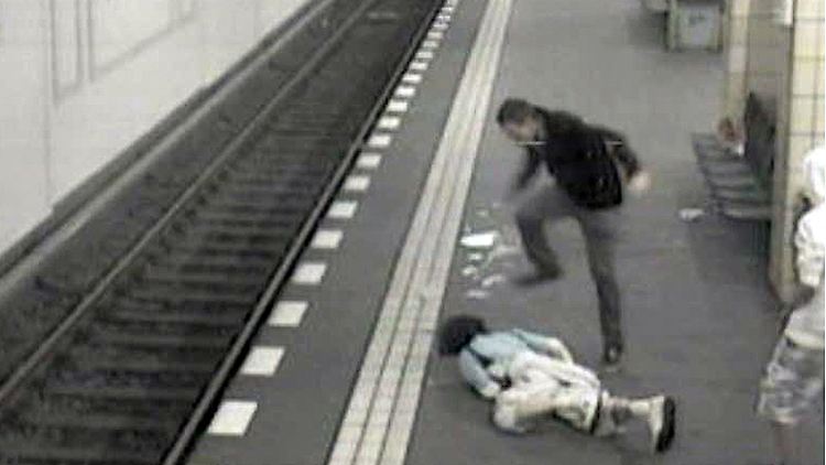 Das Bild stammt von einer Überwachungskamera und zeigt eine Prügelattacke am Berliner Bahnhof Friedrichstraße im April 2011.