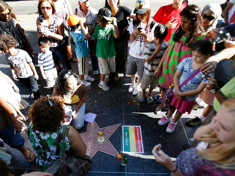 Fans am Stern von Michael Jackson auf dem Walk of Fame in Hollywood (Bild vom 14. Juli)