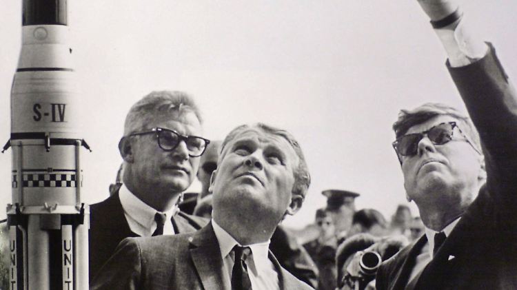 John F. Kennedy (rechts, mit dem stellvertretenden NASA-Geschäftsführer Dr. Robert Seamans (links) und Dr. Wernher von Braun) zeigt 1963 auf Cape Canaveral in den Himmel.