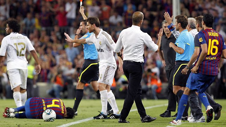 Erst grätschte Real Marcelo Barcelonas Neuzugang Cesc Fabregas übel um, dann gingen sich plötzlich alle an die Gurgel.