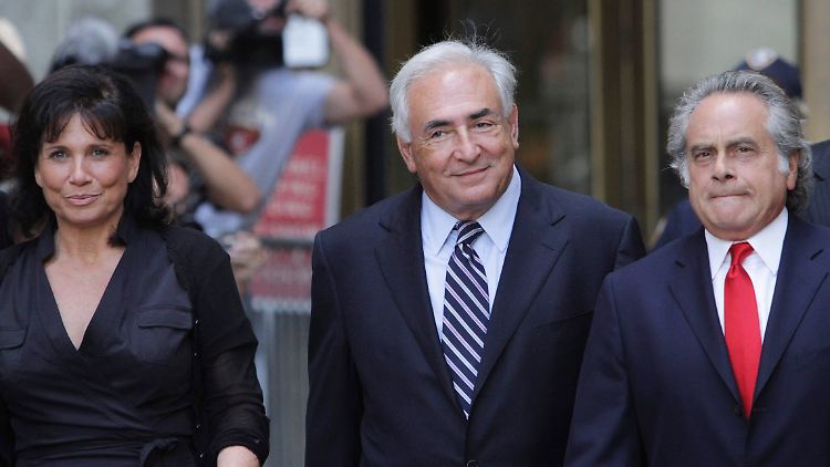 Strauss-Kahn verlässt mit seiner Frau Anne Sinclair und Anwalt Benjamin Brafman das New Yorker Gericht.