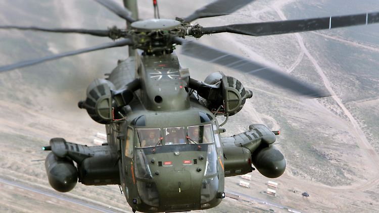 Deutsche Hubschrauber sollen bei der Suche der Vermissten helfen.