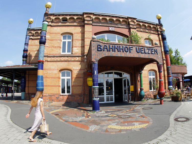 Der "Hundertwasserbahnhof" im niedersächsischen Uelzen.