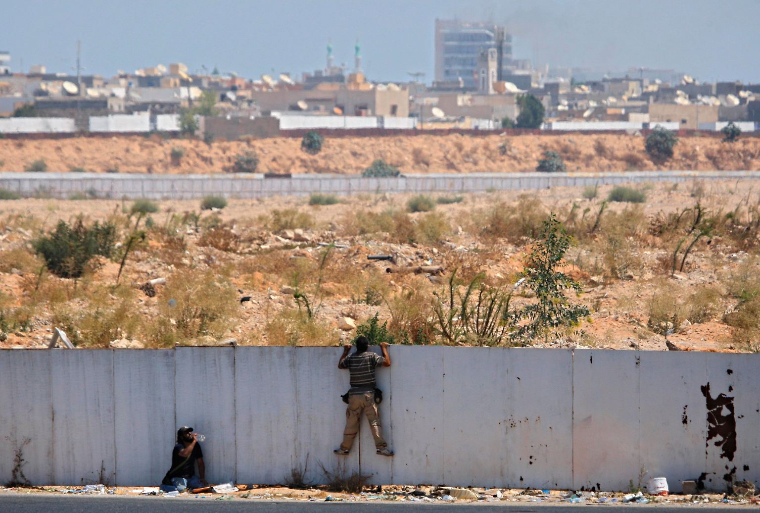 Nach tagelangen Kämpfen in den Straßen der libyschen Hauptstadt Tripolis gelingt den Rebellen der Sturm auf das repräsentative Machtzentrum von Machthaber Muammar al-Gaddafi.