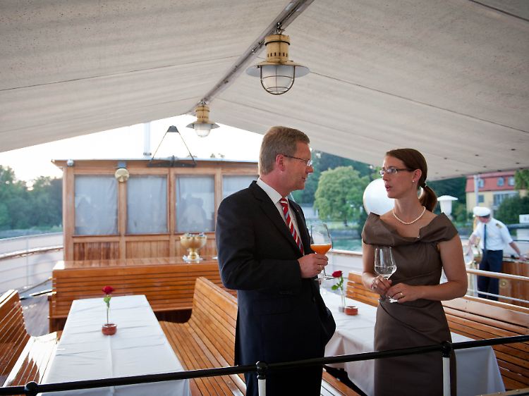 Bundespräsident Wulff spricht bei einer Bootsfahrt über den Bodensee mit der Geschäftsführerin der Mainau GmbH, Gräfin Bettina Bernadotte.