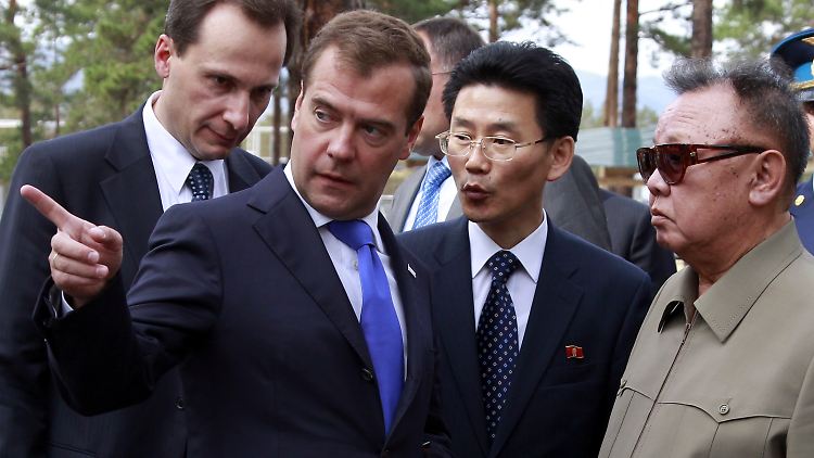 Russlands Präsident  Dmitri Medwedew (l.) bespricht sich mit Kim Jong Il (r.).