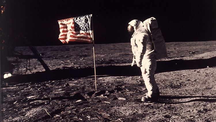 Weht sie oder wackelt sie? An der USA-Flagge auf dem Mond entzünden sich viele Verschwörungstheorien.